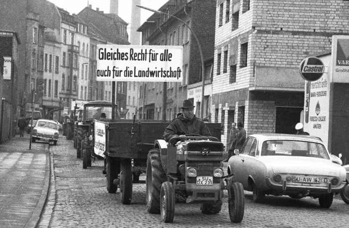 Framed Print : With tractors, more than 1000 farmers came to Bonn for a demonstration on 11 Framed Print : With tractors, more than 1000 farmers came to Bonn for a demonstration on 11