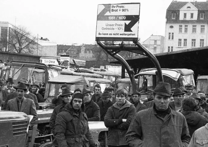 Framed Print : With tractors, more than 1000 farmers came to Bonn for a demonstration on 11