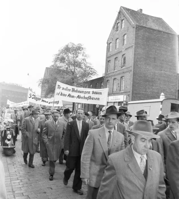Framed Print : The traditional 1 May 1958 parade of the DGB Framed Print : The traditional 1 May 1958 parade of the DGB