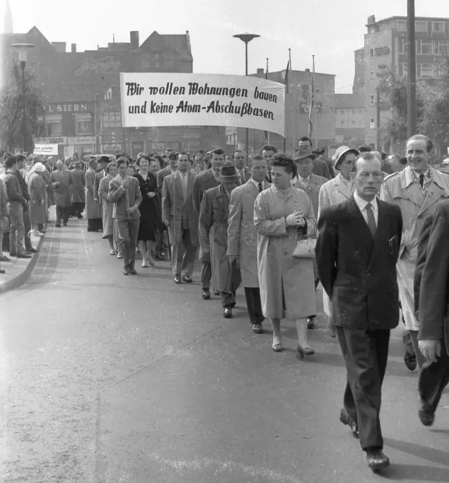 Framed Print : The traditional 1 May 1958 parade of the DGB Framed Print : The traditional 1 May 1958 parade of the DGB