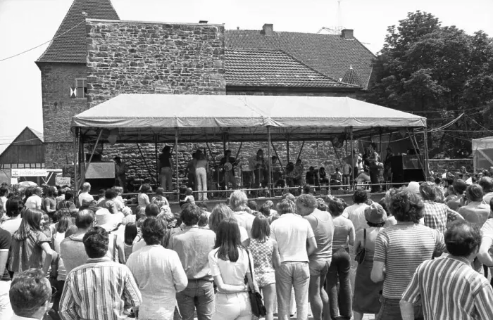 Framed Print : The traditional cultural event Kemnade 76 brings Germans and migrants together 27