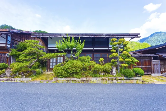 Framed Print : Front of a traditional wooden house with neatly manicured Japanese garden on the Nakasendo route in Tsumago Framed Print : Front of a traditional wooden house with neatly manicured Japanese garden on the Nakasendo route in Tsumago