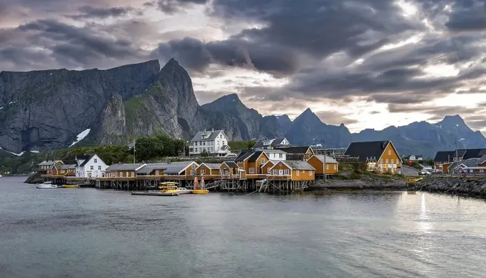 Framed Print : Traditional yellow rorbuer cabins on Sakrisoya Island