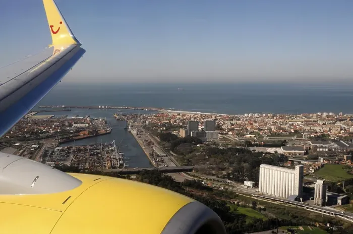 Framed Print : TUIfly Flight to Porto, Boeing 737 700