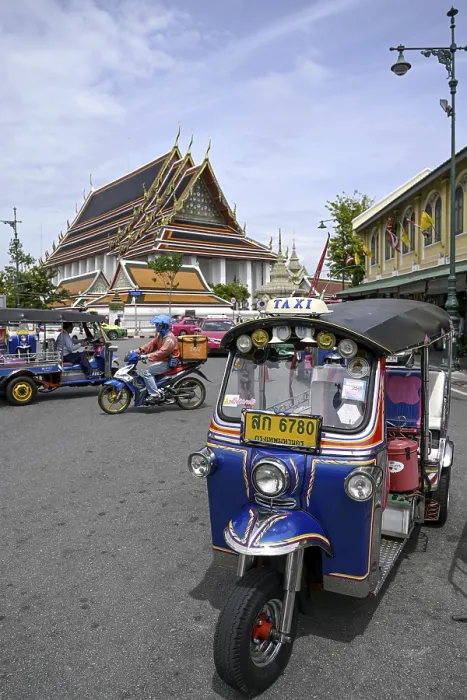 Framed Print : Tuktuk taxi in front of Wat Pho
