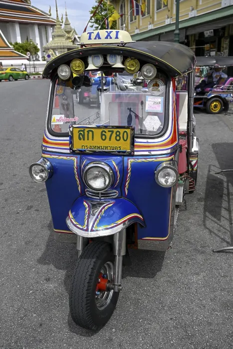 Framed Print : Tuktuk taxi in front of Wat Pho
