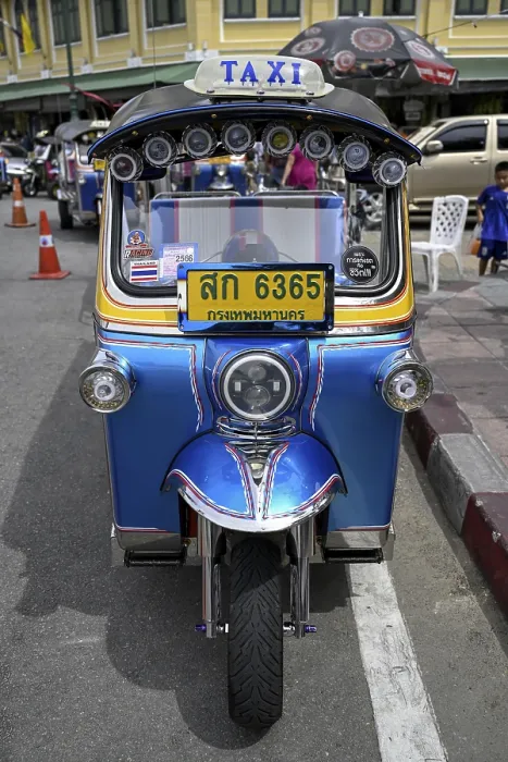 Framed Print : Tuktuk in front of Wat Pho, Temple of the Reclining Buddha