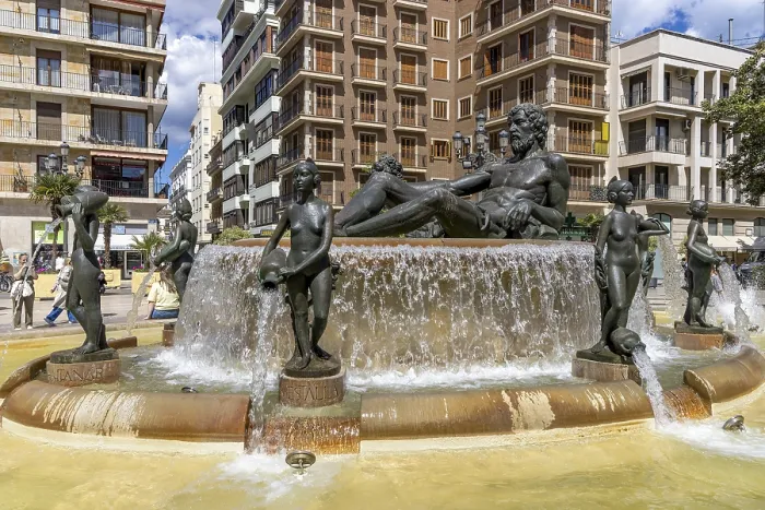 Framed Print : Turia Fountain (Font Del Turia) with a large sculpture of the Turia Man in the centre