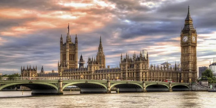 Framed Print : Typical view of the Thames with the Westminster Tower and the Houses of Parliament