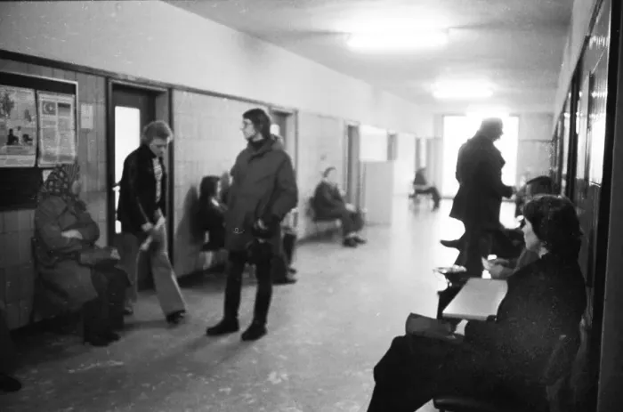 Framed Print : Unemployed people in the corridors of the Gelsenkirchen Labour Office on 28 Framed Print : Unemployed people in the corridors of the Gelsenkirchen Labour Office on 28