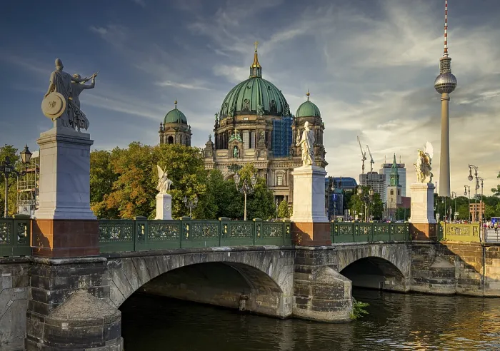 Framed Print : Unter den Linden, view from the castle bridge to Berlin Cathedral