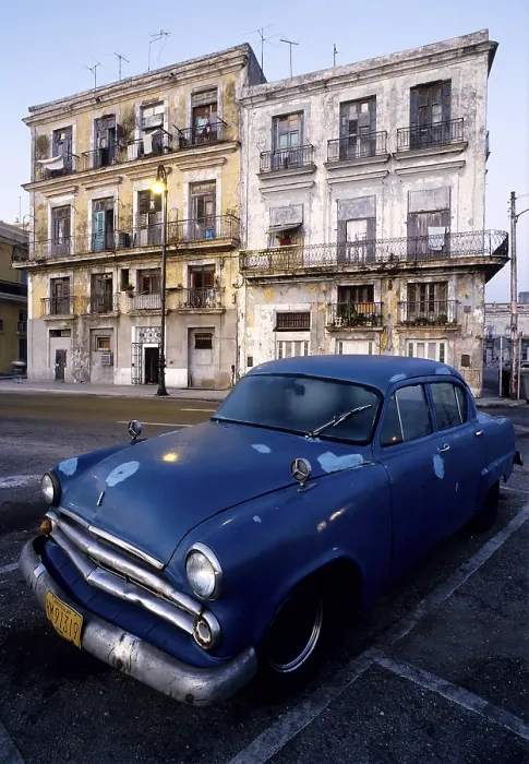 Framed Print : US-vintage car parking in front of crumbling facades Framed Print : US-vintage car parking in front of crumbling facades