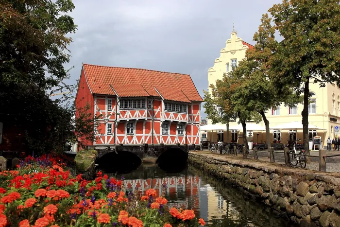 Framed Print : Vaulted, heritage-protected half-timbered house in Runde Grube 4 in the Hanseatic City of Wismar