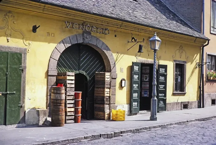 Framed Print : Venoecio bar restaurant pub in historischem Gebaeude, Budapest, Ungarn 1979