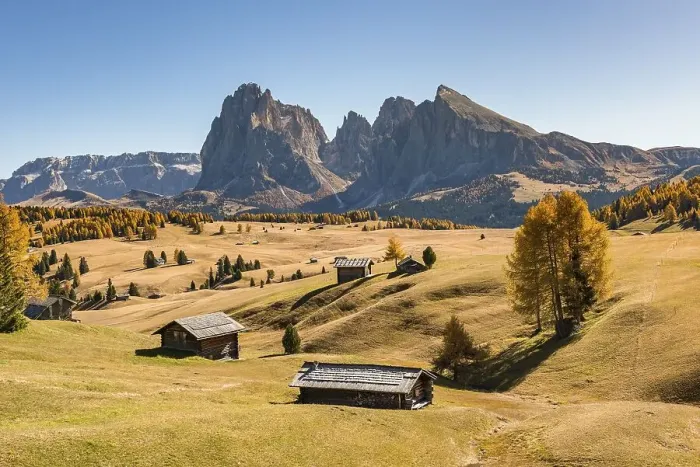 Framed Print : View over the autumnal Seiser Alm to Sassolungo and Plattkofel