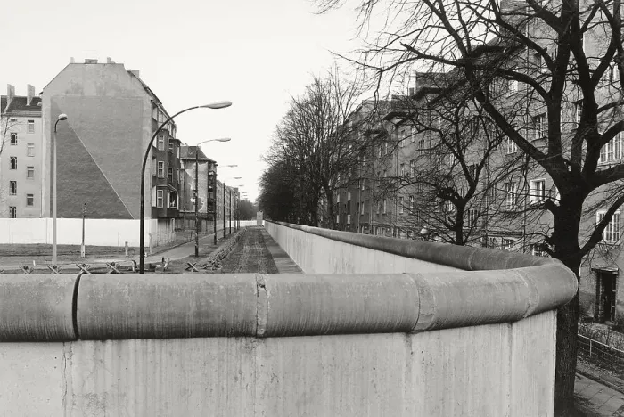 Framed Print : View over the Berlin Wall in 1985 with apartment buildings on both sides