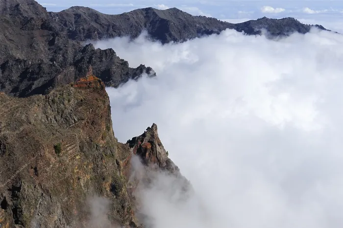 Framed Print : View from the caldera rim over a sea of clouds in the Caldera de Taburiente National Park