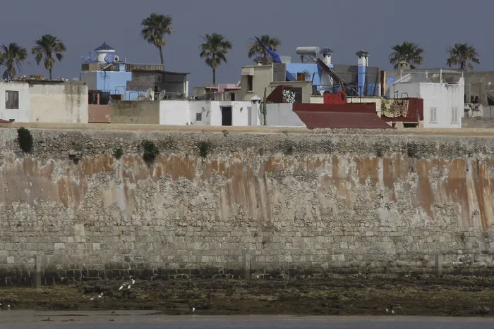 Framed Print : View of the Cite Portugaise of El Jadida with distinctive city walls and palm trees