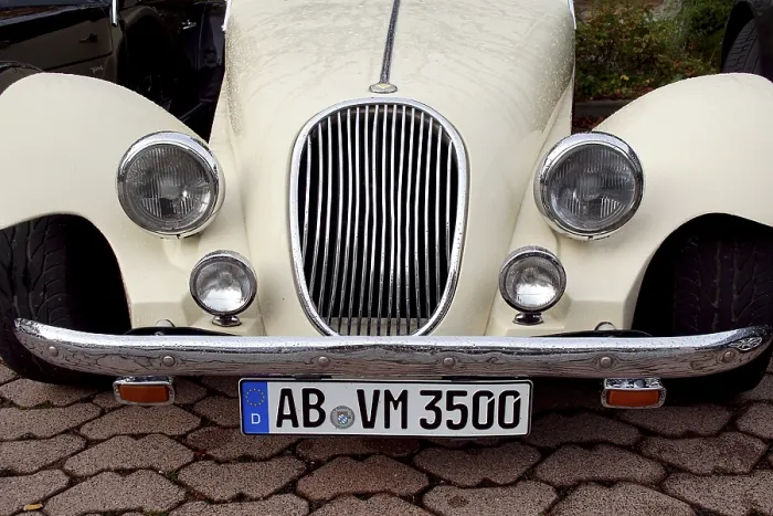 Framed Print : Front view of a classic white classic car with visible number plate Framed Print : Front view of a classic white classic car with visible number plate