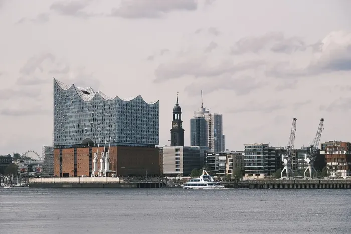 Framed Print : View over the Hamburg harbour, behind it the Elbe Philharmonic Hall