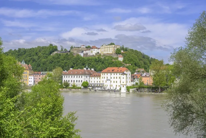 Framed Print : View over the Inn River to the Old Town and Veste Oberhaus