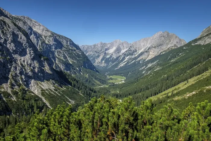 Framed Print : View to the Karwendeltal valley with Karwendelspitze and Hochkarspitze