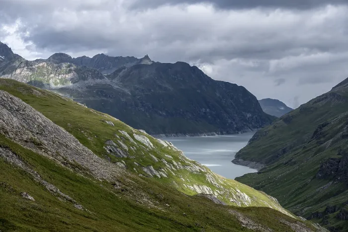 Framed Print : View of a lake in a valley surrounded by mountains
