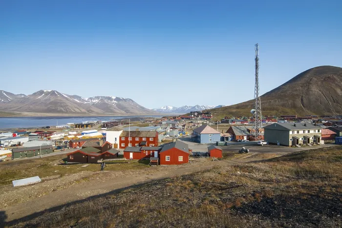 Framed Print : View over Longyearbyen, capital of Spitsbergen Framed Print : View over Longyearbyen, capital of Spitsbergen