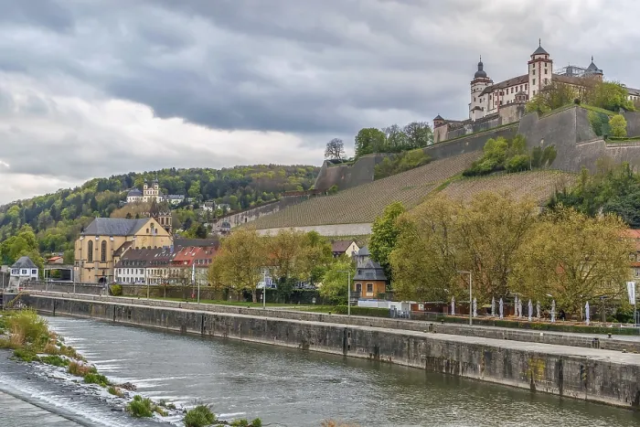 Framed Print : View of Marienberg Fortress from the Alte Mainbrucke Framed Print : View of Marienberg Fortress from the Alte Mainbrucke