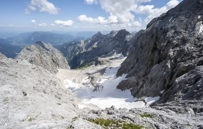 Framed Print : View of mountain basin with snow field of the Hoellentalferner and Hoellental