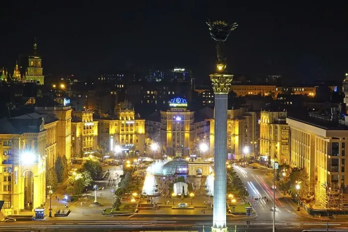 Framed Print : View at night from Hotel Ukrajina to the Independence Square Majdan Nesaleshnosti Framed Print : View at night from Hotel Ukrajina to the Independence Square Majdan Nesaleshnosti