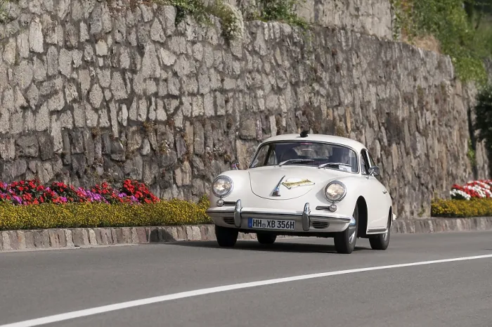 Framed Print : Front view of the Porsche 356 B with starting number 89 Framed Print : Front view of the Porsche 356 B with starting number 89