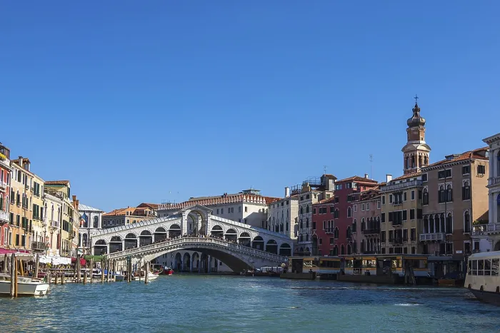 Framed Print : View of the Rialto Bridge in Venice, Italy Framed Print : View of the Rialto Bridge in Venice, Italy