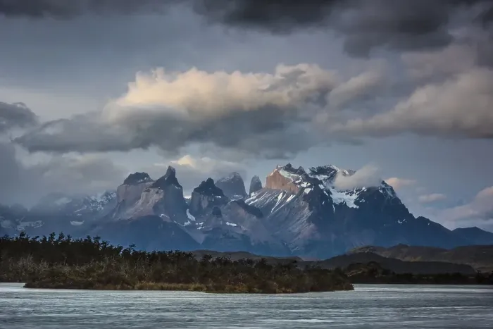 Framed Print : View over the river Rio Serrano to the mountain range Cuernos del Paine