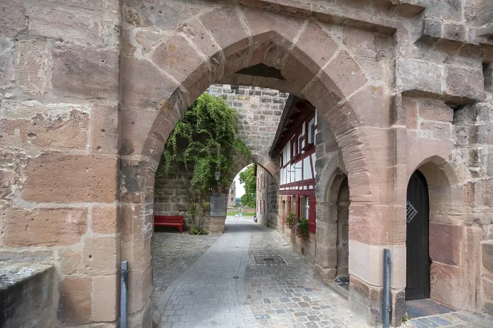 Framed Print : View through the Tor tor of Cadolzburg Castle into the Buggarten