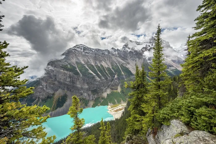 Framed Print : View of turquoise glacial Lake Louise