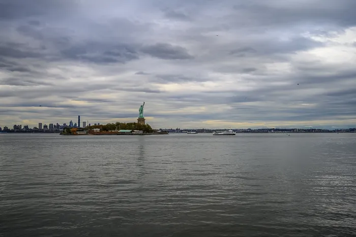Framed Print : Views on New York Harbor, Manhattan and Statue of Liberty from the Liberty State Park Framed Print : Views on New York Harbor, Manhattan and Statue of Liberty from the Liberty State Park