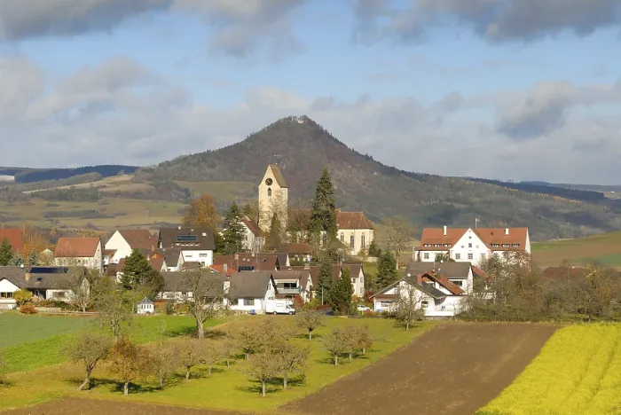 Framed Print : The village of Weiterdingen and the volcanic rock hohenhewen - Baden Wuerttemberg