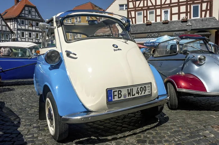 Framed Print : Vintage BMW Isetta Motocoupe, scooter mobile Framed Print : Vintage BMW Isetta Motocoupe, scooter mobile
