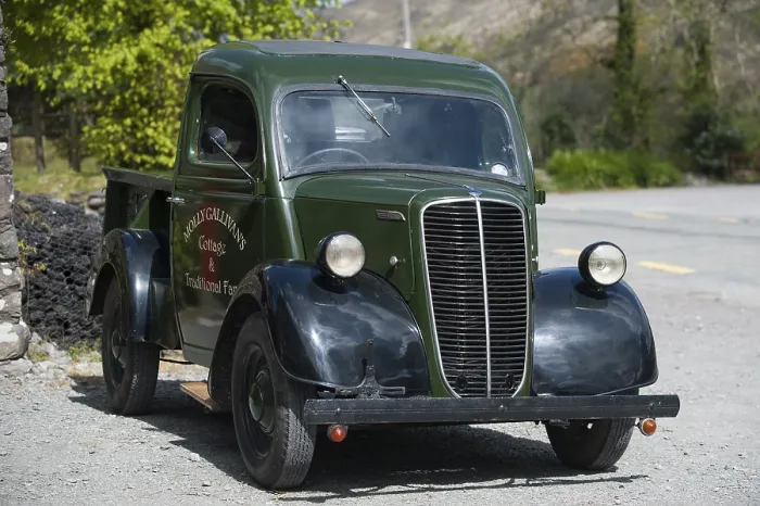 Framed Print : Vintage car at Caha Pass at Molly Gallivan's cottage