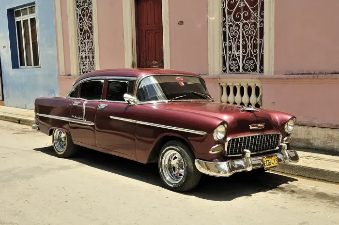 Framed Print : Vintage car in the historic city centre of Trinidad