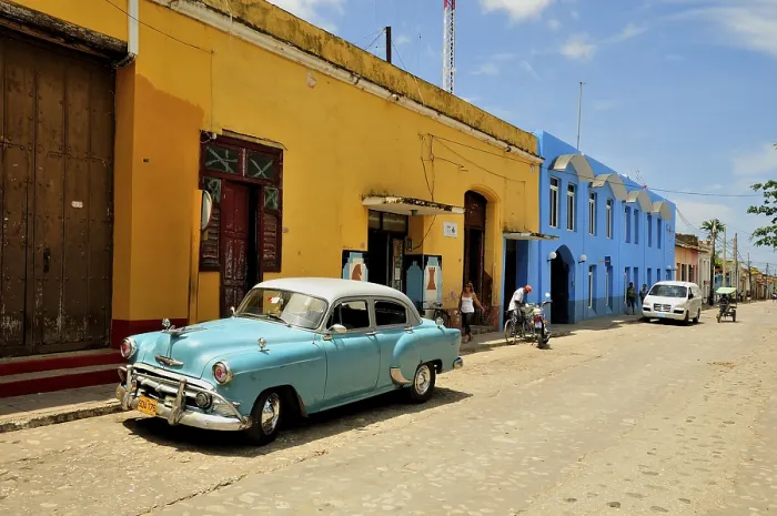 Framed Print : Vintage car in the historic city centre of Trinidad