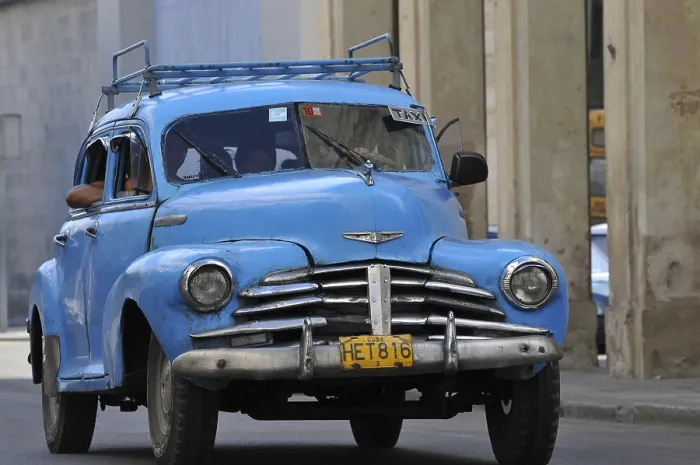 Framed Print : Vintage car, old town, Havana, Cuba