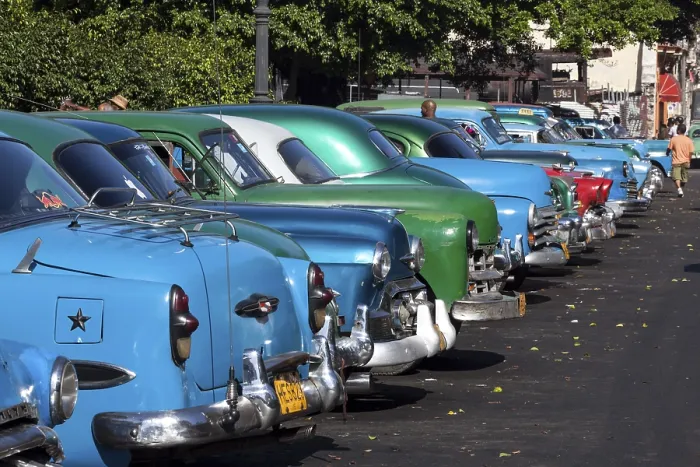 Framed Print : Vintage cars at Parque de la Fraternidad Americana