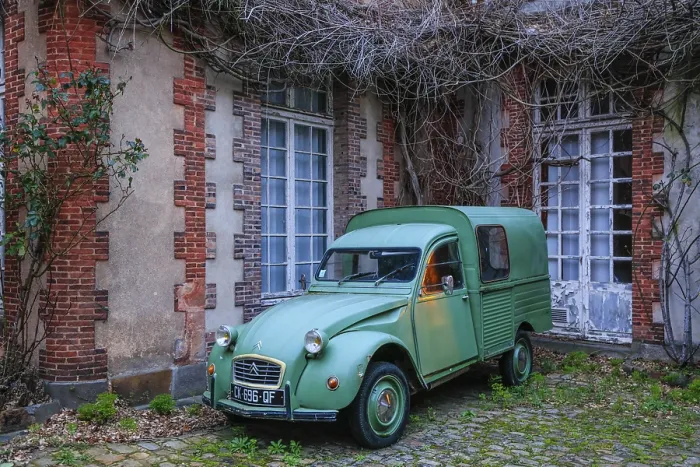 Framed Print : Vintage Citroen 2CV duck in a courtyard Framed Print : Vintage Citroen 2CV duck in a courtyard