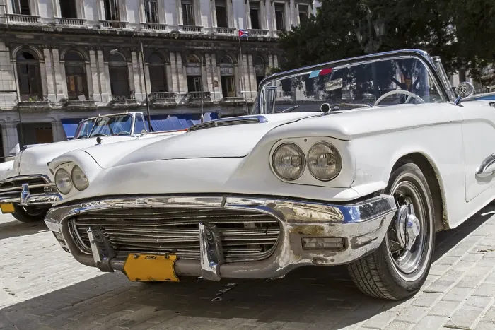 Framed Print : Vintage convertible in Cuba