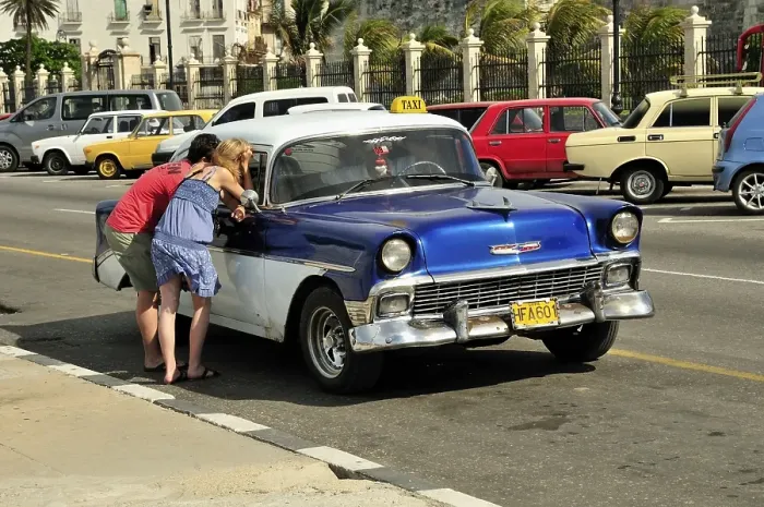 Framed Print : Vintage taxi on the Malecon esplanade