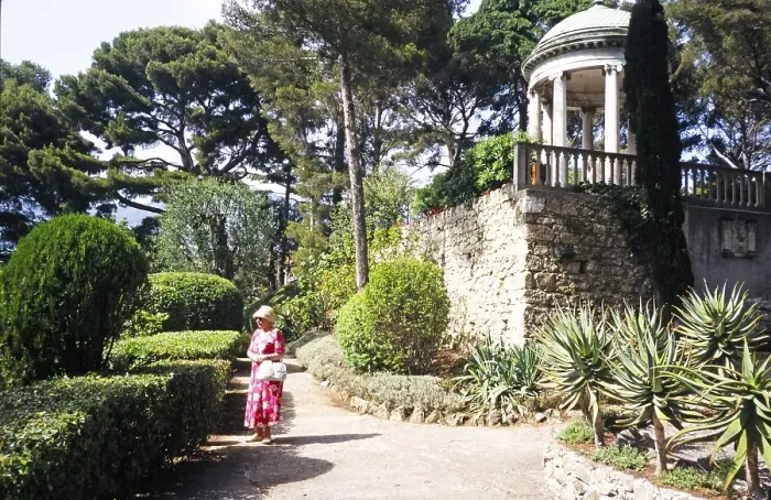 Framed Print : A visit to Villa Ephrussi de Rothschild, villa Ile-de-France, Saint-Jean-Cap-Ferrat, French Riviera, France in 1999