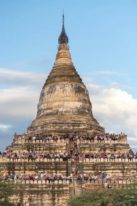 Framed Print : Visitors, tourists view sunset from terraces of Shwesandaw Pagoda Framed Print : Visitors, tourists view sunset from terraces of Shwesandaw Pagoda