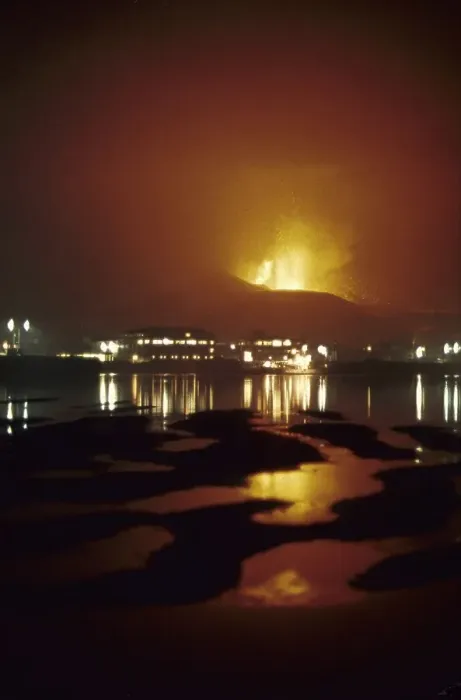Framed Print : Volcanic eruption, from Fridarhotn Harbour